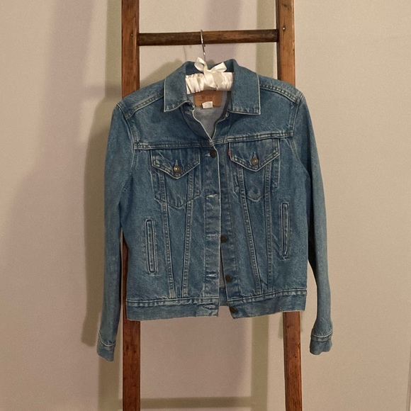 Levi's Jackets & Blazers - SALE! Levi’s Classic Vintage Trucker's Jean Jacket Denim M